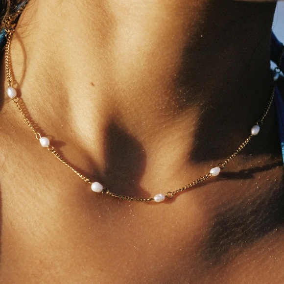 Jewelry - Elegant Gold and Pearl Necklace